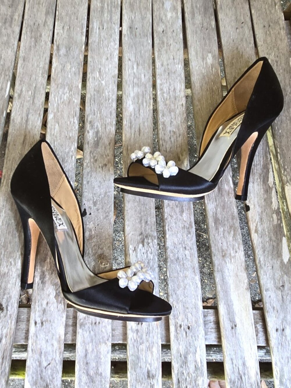 New BADGLEY MISCHKA Black Satin Pearl Heels Shoes 5.5